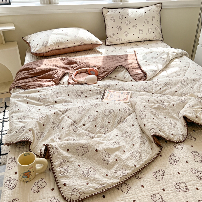 91家纺网 家纺一手货源 找家纺 梵希雅 2026新款泡芙纱三角针床盖夏被四件套 描线小猫咖