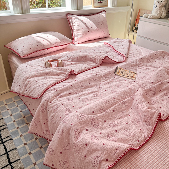 91家纺网 家纺一手货源 找家纺 梵希雅 2026新款泡芙纱三角针床盖夏被四件套 描线小猫粉