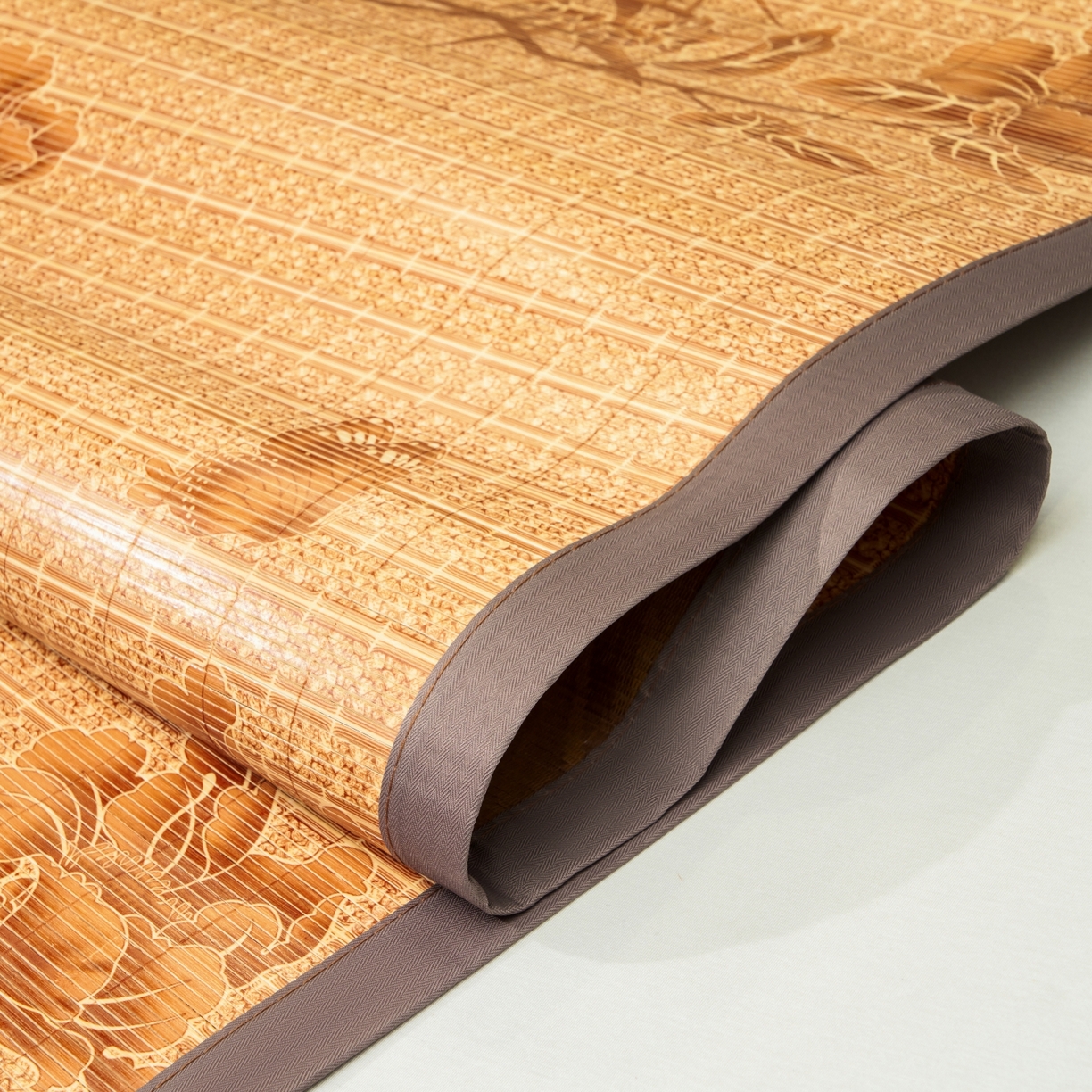 91家纺网 家纺一手货源 找家纺 思雅庭 2026新款艾草宽边绣花驱蚊席凉席竹席 蝴蝶