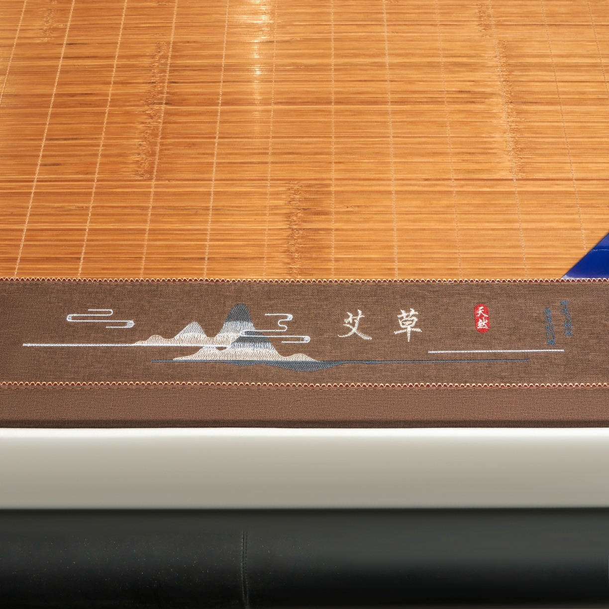 91家纺网 家纺一手货源 找家纺 思雅庭 2026新款艾草宽边绣花驱蚊席凉席竹席 富士山艾草