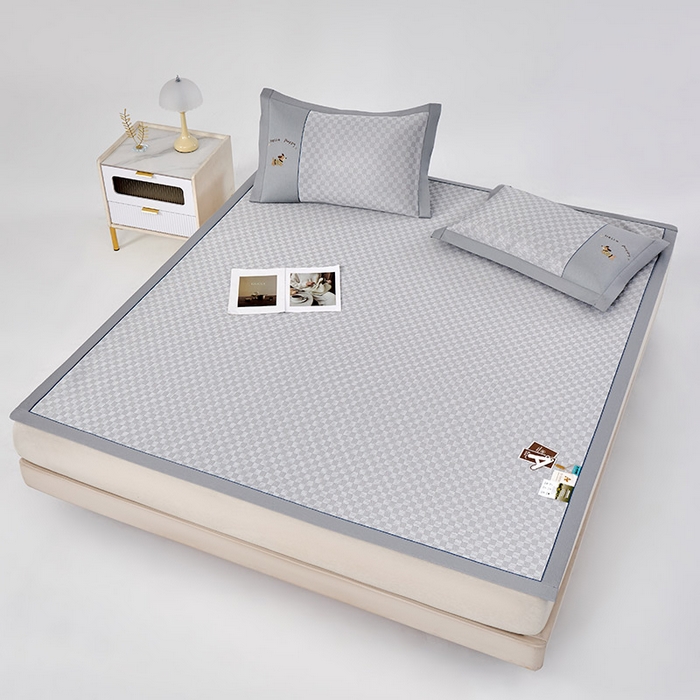 91家纺网 家纺一手货源 找家纺 （总）小牛席业 2026新款棋盘格冰丝席（腊肠狗贴布绣）凉席三件套-床席款