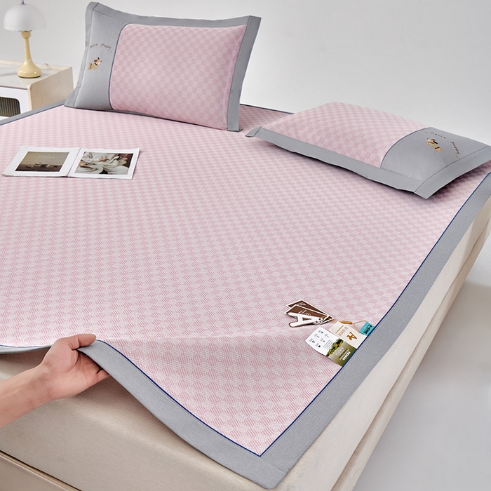 91家纺网 家纺一手货源 找家纺 （总）小牛席业 2026新款棋盘格冰丝席（腊肠狗贴布绣）凉席三件套-床席款