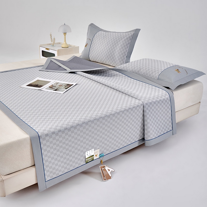 91家纺网 家纺一手货源 找家纺 （总）小牛席业 2026新款棋盘格冰丝席（腊肠狗贴布绣）凉席三件套-床席款