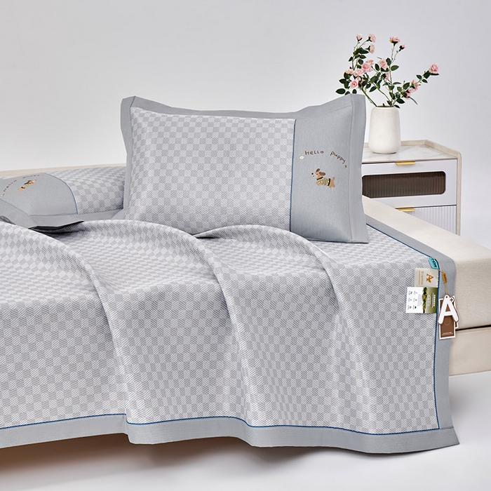 91家纺网 家纺一手货源 找家纺 （总）小牛席业 2026新款棋盘格冰丝席（腊肠狗贴布绣）凉席三件套-床席款