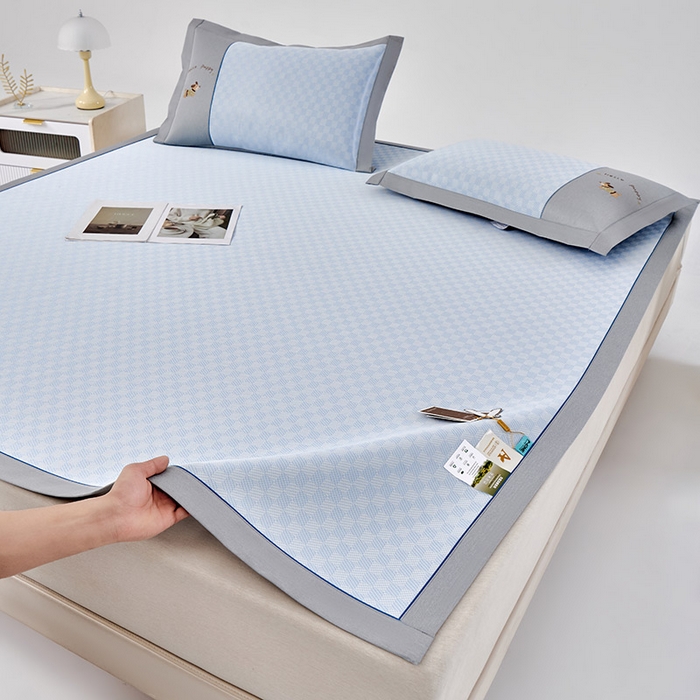 91家纺网 家纺一手货源 找家纺 （总）小牛席业 2026新款棋盘格冰丝席（腊肠狗贴布绣）凉席三件套-床席款