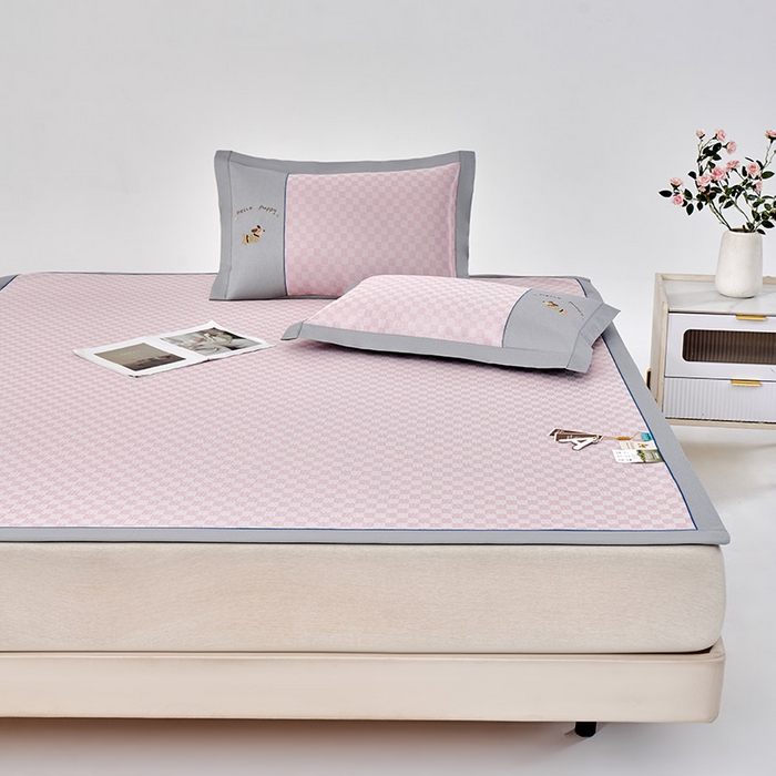 91家纺网 家纺一手货源 找家纺 小牛席业 2026新款棋盘格冰丝席（腊肠狗贴布绣）凉席三件套-床席款 腊肠狗贴布绣-粉色