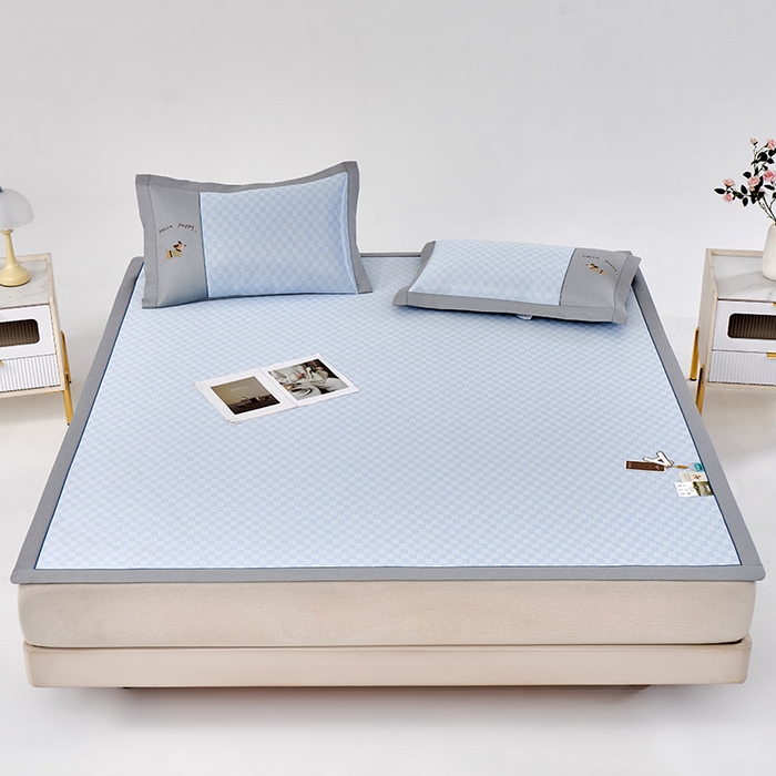 91家纺网 家纺一手货源 找家纺 小牛席业 2026新款棋盘格冰丝席（腊肠狗贴布绣）凉席三件套-床席款 腊肠狗贴布绣-蓝色