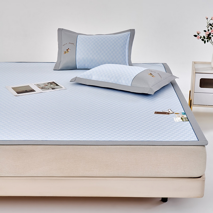 91家纺网 家纺一手货源 找家纺 小牛席业 2026新款棋盘格冰丝席（腊肠狗贴布绣）凉席三件套-床席款 腊肠狗贴布绣-蓝色