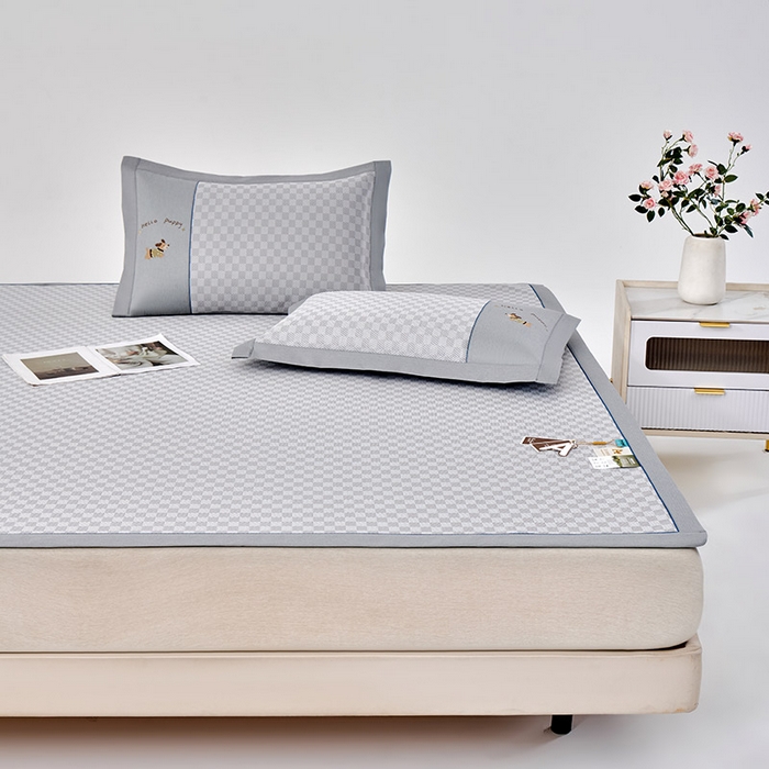 91家纺网 家纺一手货源 找家纺 小牛席业 2026新款棋盘格冰丝席（腊肠狗贴布绣）凉席三件套-床席款 腊肠狗贴布绣-灰色