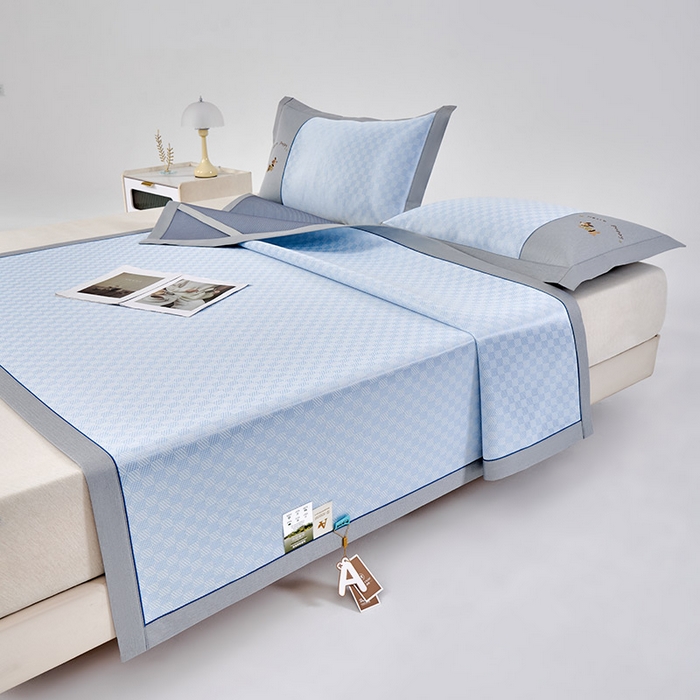 91家纺网 家纺一手货源 找家纺 小牛席业 2026新款棋盘格冰丝席（腊肠狗贴布绣）凉席三件套-床席款 腊肠狗贴布绣-蓝色