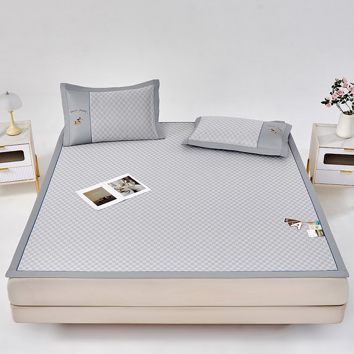 91家纺网 家纺一手货源 找家纺 小牛席业 2026新款棋盘格冰丝席（腊肠狗贴布绣）凉席三件套-床席款 腊肠狗贴布绣-灰色