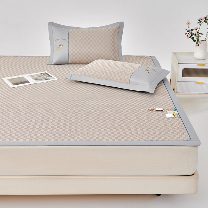 91家纺网 家纺一手货源 找家纺 小牛席业 2026新款棋盘格冰丝席（腊肠狗贴布绣）凉席三件套-床席款 腊肠狗贴布绣-咖色