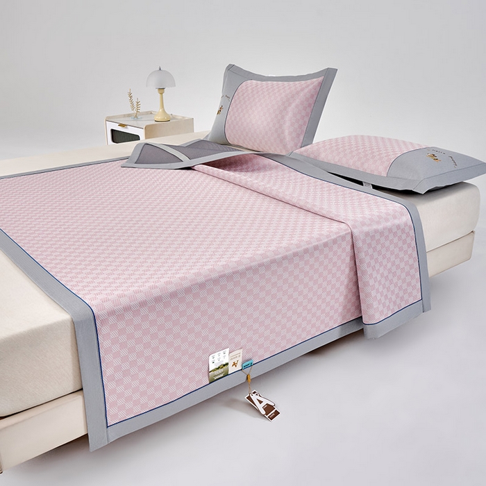 91家纺网 家纺一手货源 找家纺 小牛席业 2026新款棋盘格冰丝席（腊肠狗贴布绣）凉席三件套-床席款 腊肠狗贴布绣-粉色