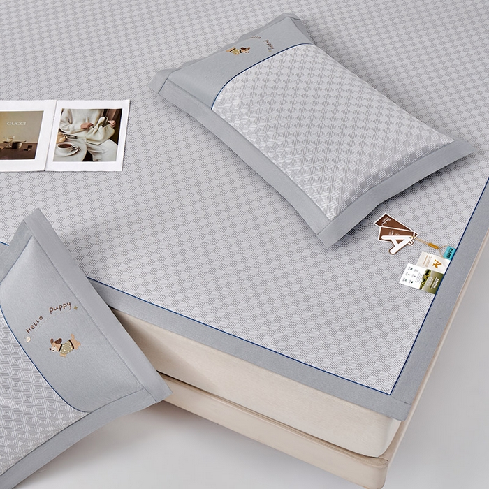 91家纺网 家纺一手货源 找家纺 小牛席业 2026新款棋盘格冰丝席（腊肠狗贴布绣）凉席三件套-床席款 腊肠狗贴布绣-灰色