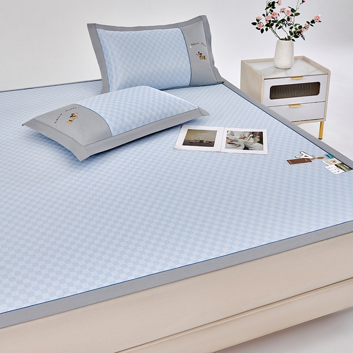 91家纺网 家纺一手货源 找家纺 小牛席业 2026新款棋盘格冰丝席（腊肠狗贴布绣）凉席三件套-床席款 腊肠狗贴布绣-蓝色