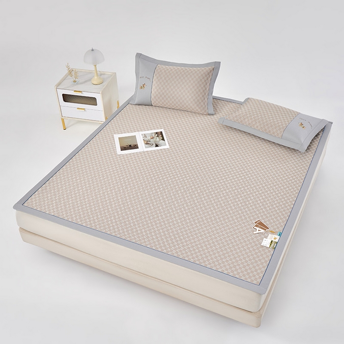 91家纺网 家纺一手货源 找家纺 小牛席业 2026新款棋盘格冰丝席（腊肠狗贴布绣）凉席三件套-床席款 腊肠狗贴布绣-咖色