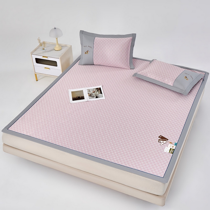 91家纺网 家纺一手货源 找家纺 小牛席业 2026新款棋盘格冰丝席（腊肠狗贴布绣）凉席三件套-床席款 腊肠狗贴布绣-粉色