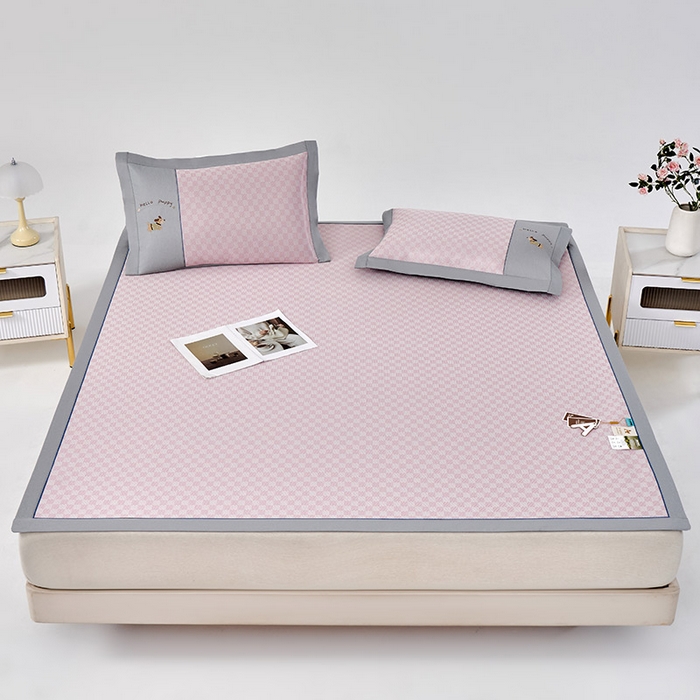 91家纺网 家纺一手货源 找家纺 小牛席业 2026新款棋盘格冰丝席（腊肠狗贴布绣）凉席三件套-床席款 腊肠狗贴布绣-粉色