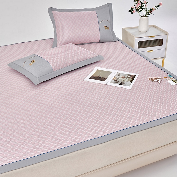 91家纺网 家纺一手货源 找家纺 小牛席业 2026新款棋盘格冰丝席（腊肠狗贴布绣）凉席三件套-床席款 腊肠狗贴布绣-粉色