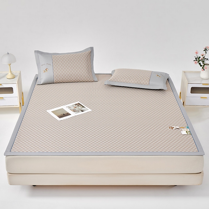 91家纺网 家纺一手货源 找家纺 小牛席业 2026新款棋盘格冰丝席（腊肠狗贴布绣）凉席三件套-床席款 腊肠狗贴布绣-咖色