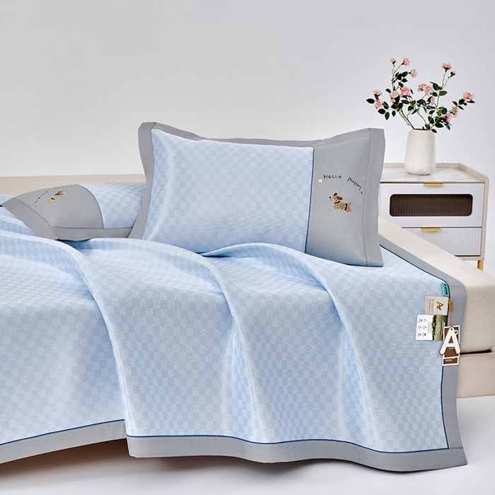 91家纺网 家纺一手货源 找家纺 小牛席业 2026新款棋盘格冰丝席（腊肠狗贴布绣）凉席三件套-床席款 腊肠狗贴布绣-蓝色