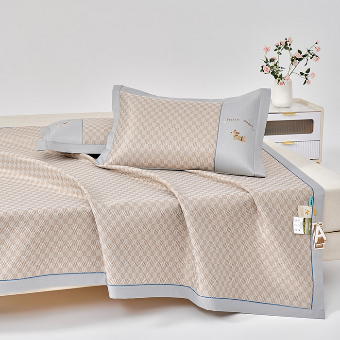 91家纺网 家纺一手货源 找家纺 小牛席业 2026新款棋盘格冰丝席（腊肠狗贴布绣）凉席三件套-床席款 腊肠狗贴布绣-咖色