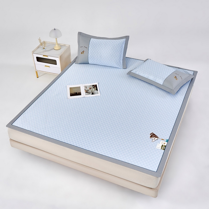 91家纺网 家纺一手货源 找家纺 小牛席业 2026新款棋盘格冰丝席（腊肠狗贴布绣）凉席三件套-床席款 腊肠狗贴布绣-蓝色