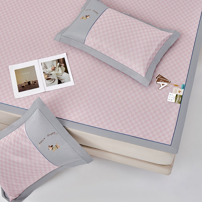 91家纺网 家纺一手货源 找家纺 小牛席业 2026新款棋盘格冰丝席（腊肠狗贴布绣）凉席三件套-床席款 腊肠狗贴布绣-粉色