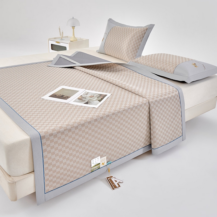 91家纺网 家纺一手货源 找家纺 小牛席业 2026新款棋盘格冰丝席（腊肠狗贴布绣）凉席三件套-床席款 腊肠狗贴布绣-咖色