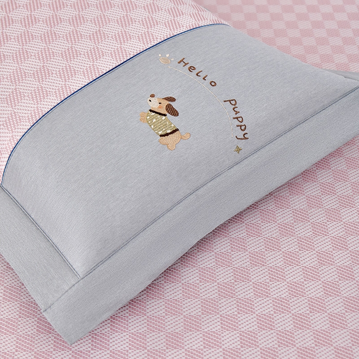 91家纺网 家纺一手货源 找家纺 小牛席业 2026新款棋盘格冰丝席（腊肠狗贴布绣）凉席三件套-床席款 腊肠狗贴布绣-粉色