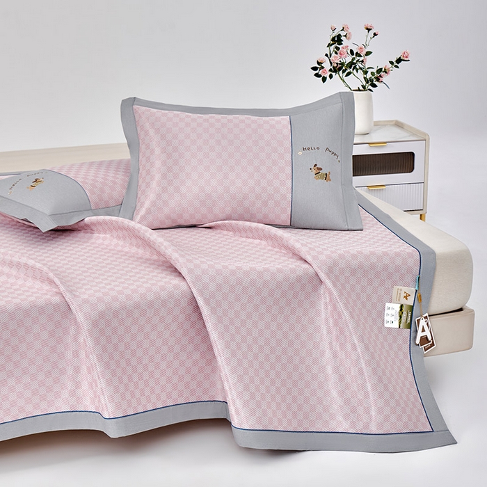 91家纺网 家纺一手货源 找家纺 小牛席业 2026新款棋盘格冰丝席（腊肠狗贴布绣）凉席三件套-床席款 腊肠狗贴布绣-粉色