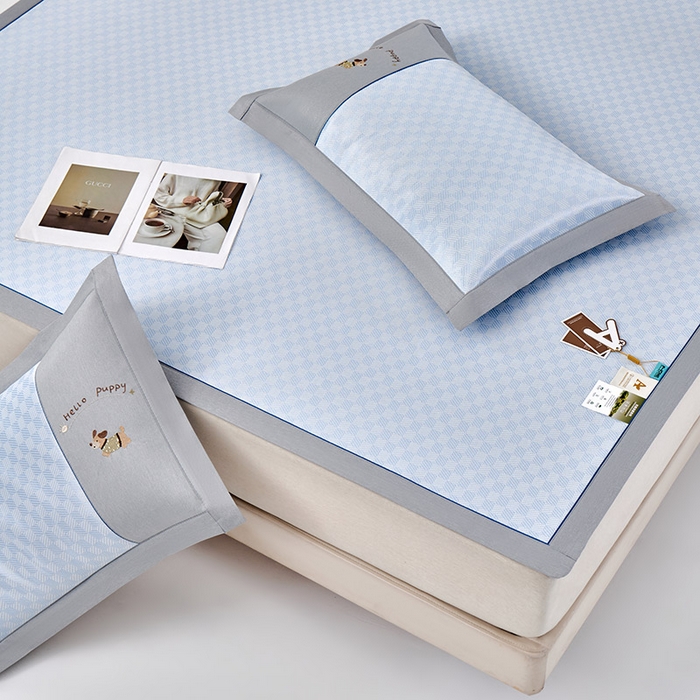 91家纺网 家纺一手货源 找家纺 小牛席业 2026新款棋盘格冰丝席（腊肠狗贴布绣）凉席三件套-床席款 腊肠狗贴布绣-蓝色