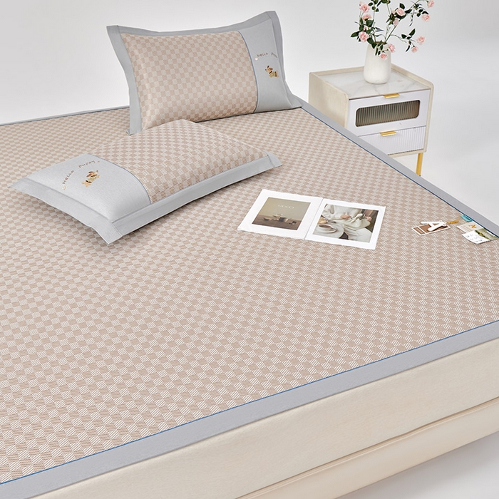 91家纺网 家纺一手货源 找家纺 小牛席业 2026新款棋盘格冰丝席（腊肠狗贴布绣）凉席三件套-床席款 腊肠狗贴布绣-咖色