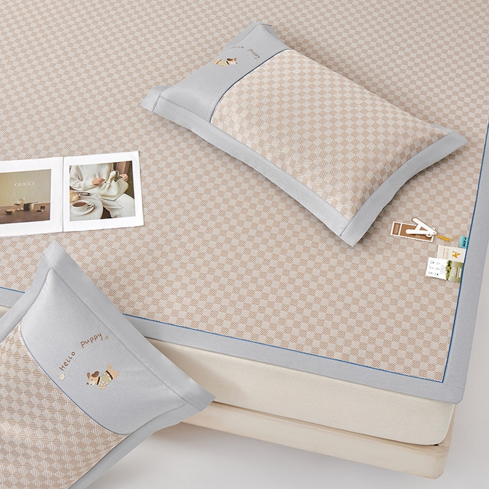 91家纺网 家纺一手货源 找家纺 小牛席业 2026新款棋盘格冰丝席（腊肠狗贴布绣）凉席三件套-床席款 腊肠狗贴布绣-咖色