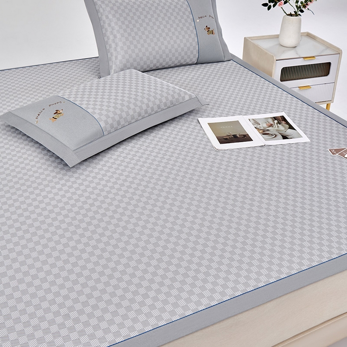 91家纺网 家纺一手货源 找家纺 小牛席业 2026新款棋盘格冰丝席（腊肠狗贴布绣）凉席三件套-床席款 腊肠狗贴布绣-灰色