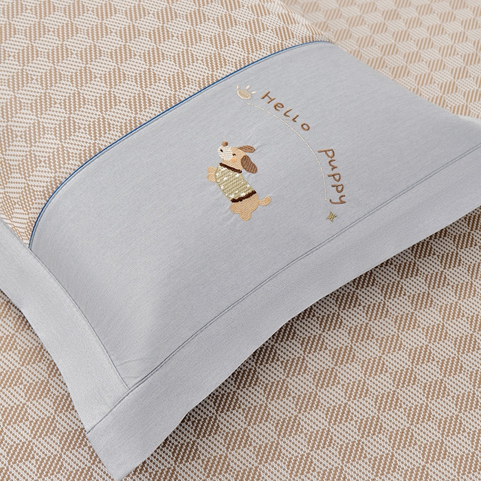 91家纺网 家纺一手货源 找家纺 小牛席业 2026新款棋盘格冰丝席（腊肠狗贴布绣）凉席三件套-床席款 腊肠狗贴布绣-咖色