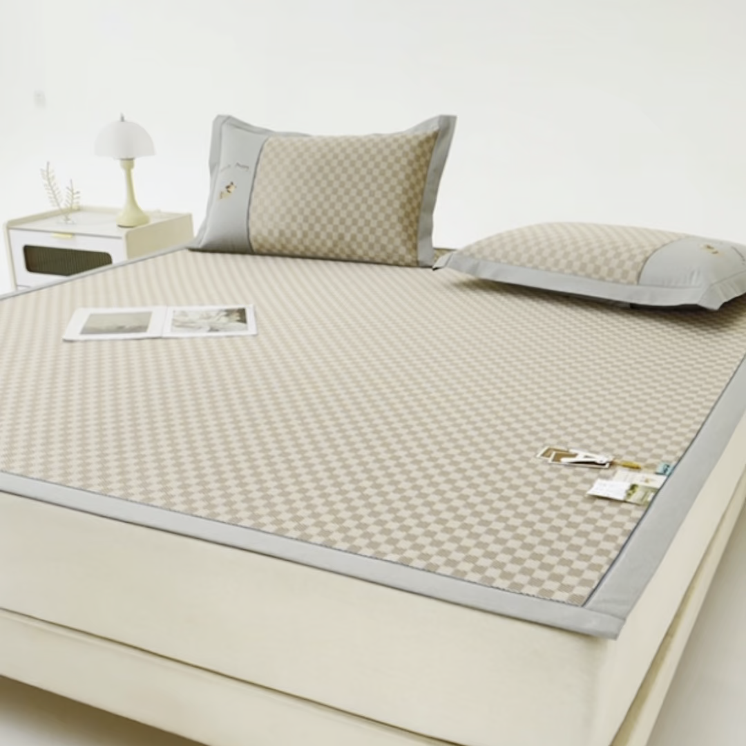 91家纺网 家纺一手货源 找家纺 小牛席业 2026新款棋盘格冰丝席（腊肠狗贴布绣）凉席三件套-床席款 腊肠狗贴布绣-咖色