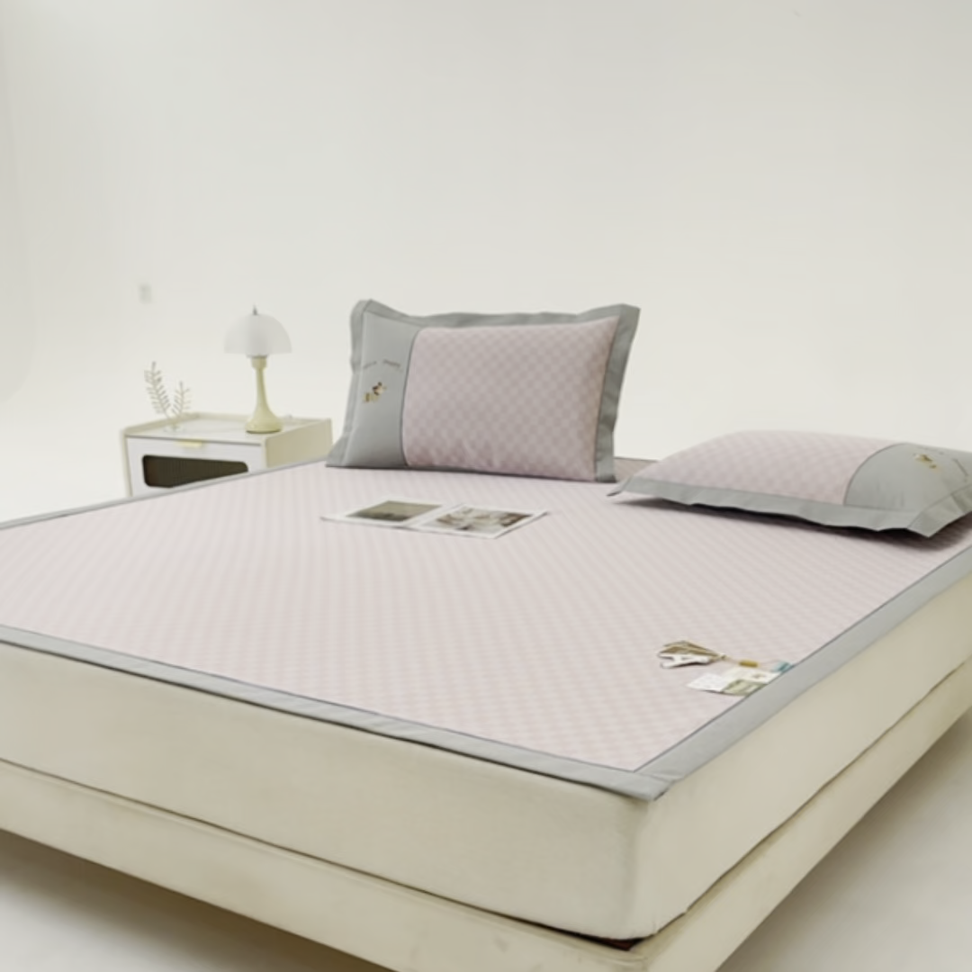 91家纺网 家纺一手货源 找家纺 小牛席业 2026新款棋盘格冰丝席（腊肠狗贴布绣）凉席三件套-床席款 腊肠狗贴布绣-粉色