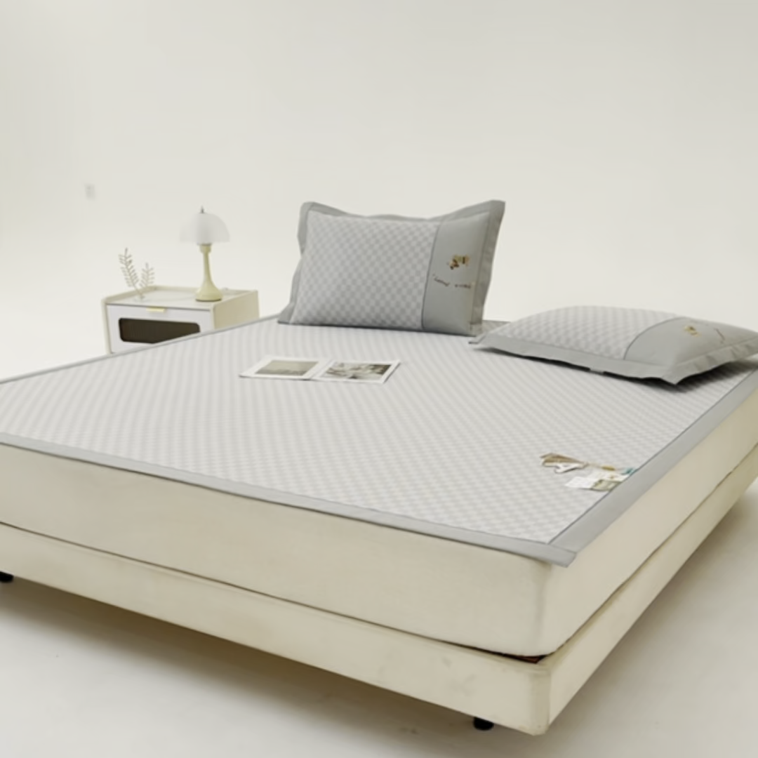 91家纺网 家纺一手货源 找家纺 （总）小牛席业 2026新款棋盘格冰丝席（腊肠狗贴布绣）凉席三件套-床席款