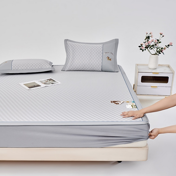 91家纺网 家纺一手货源 找家纺 （总）小牛席业 2026新款棋盘格冰丝席（腊肠狗贴布绣）凉席三件套-床笠款