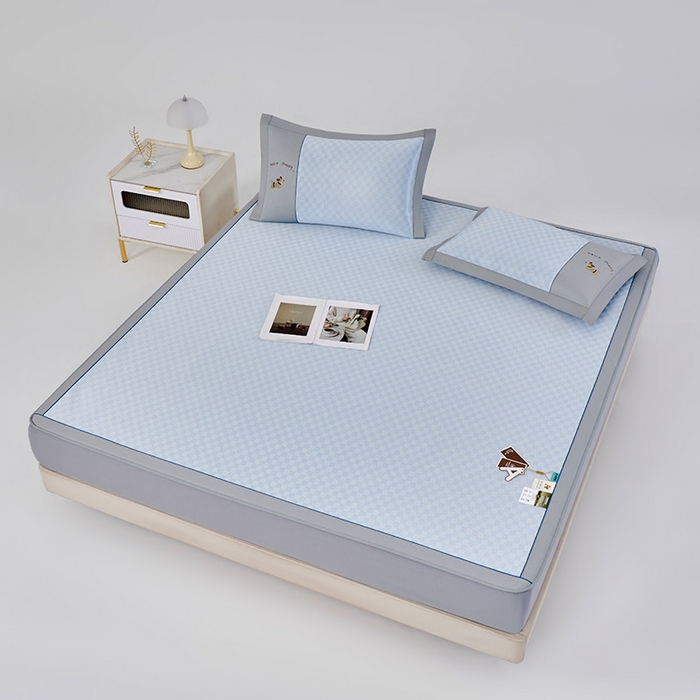 91家纺网 家纺一手货源 找家纺 （总）小牛席业 2026新款棋盘格冰丝席（腊肠狗贴布绣）凉席三件套-床笠款