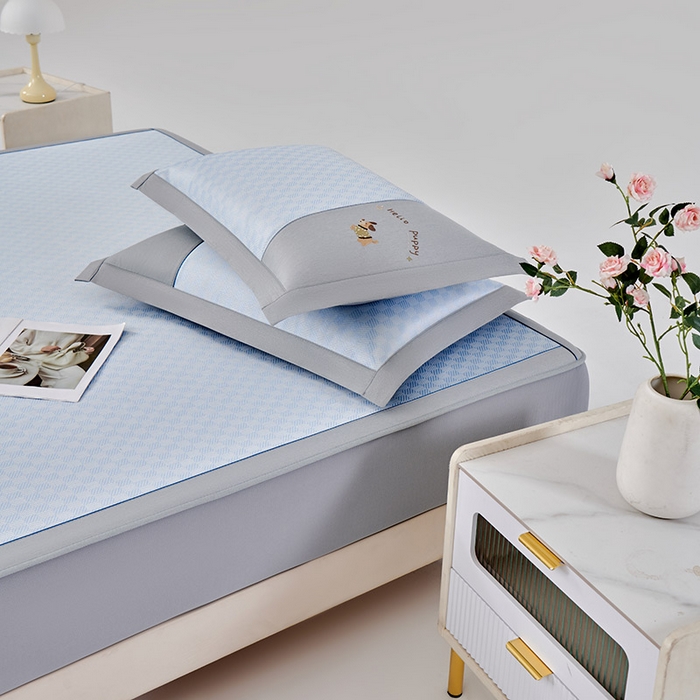 91家纺网 家纺一手货源 找家纺 （总）小牛席业 2026新款棋盘格冰丝席（腊肠狗贴布绣）凉席三件套-床笠款