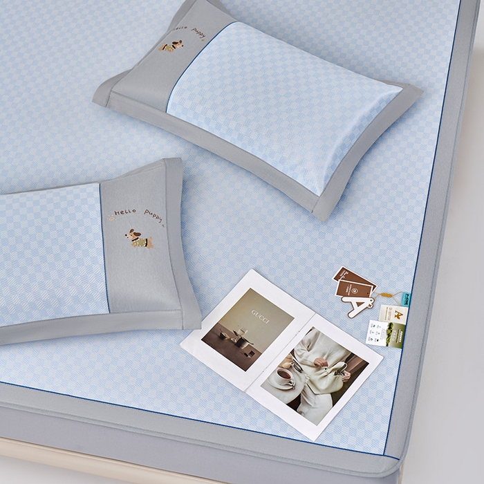 91家纺网 家纺一手货源 找家纺 （总）小牛席业 2026新款棋盘格冰丝席（腊肠狗贴布绣）凉席三件套-床笠款