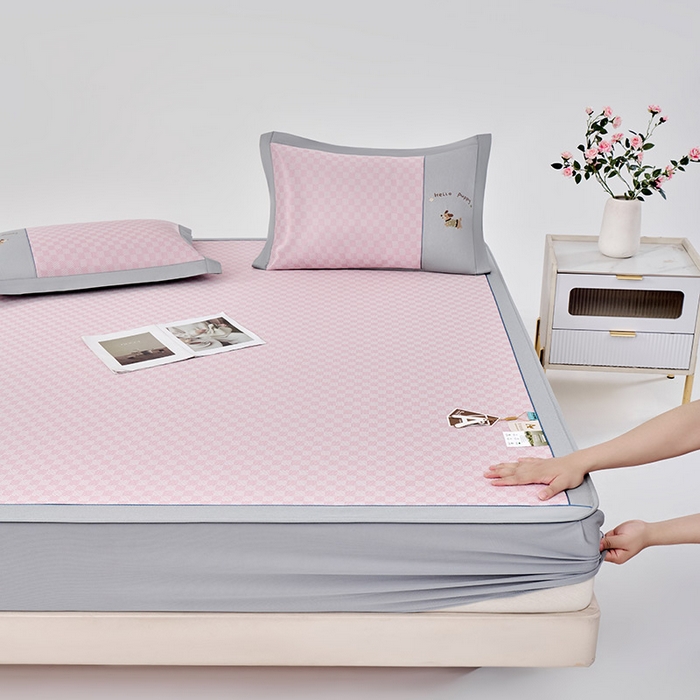 91家纺网 家纺一手货源 找家纺 （总）小牛席业 2026新款棋盘格冰丝席（腊肠狗贴布绣）凉席三件套-床笠款