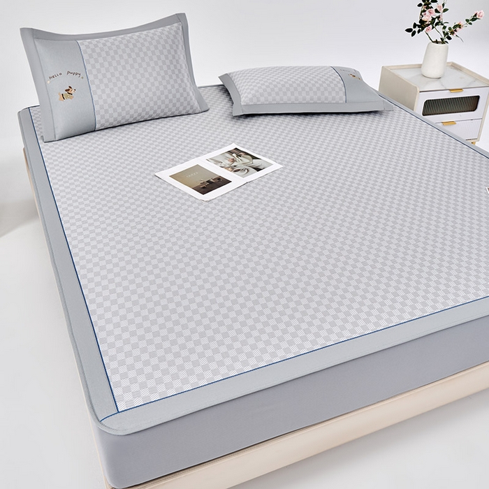 91家纺网 家纺一手货源 找家纺 小牛席业 2026新款棋盘格冰丝席（腊肠狗贴布绣）凉席三件套-床笠款 腊肠狗贴布绣-灰色