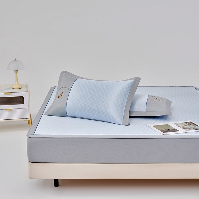 91家纺网 家纺一手货源 找家纺 （总）小牛席业 2026新款棋盘格冰丝席（腊肠狗贴布绣）凉席三件套-床笠款