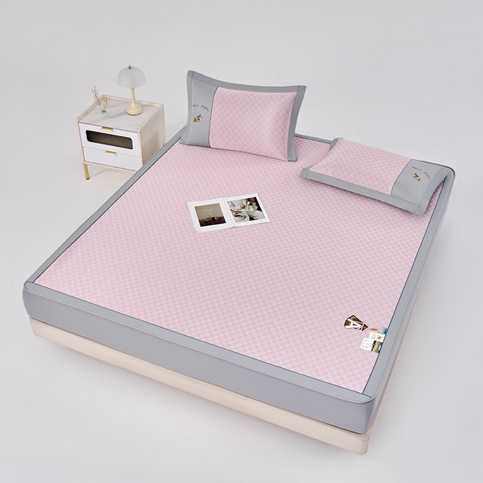 91家纺网 家纺一手货源 找家纺 小牛席业 2026新款棋盘格冰丝席（腊肠狗贴布绣）凉席三件套-床笠款 腊肠狗贴布绣-粉色