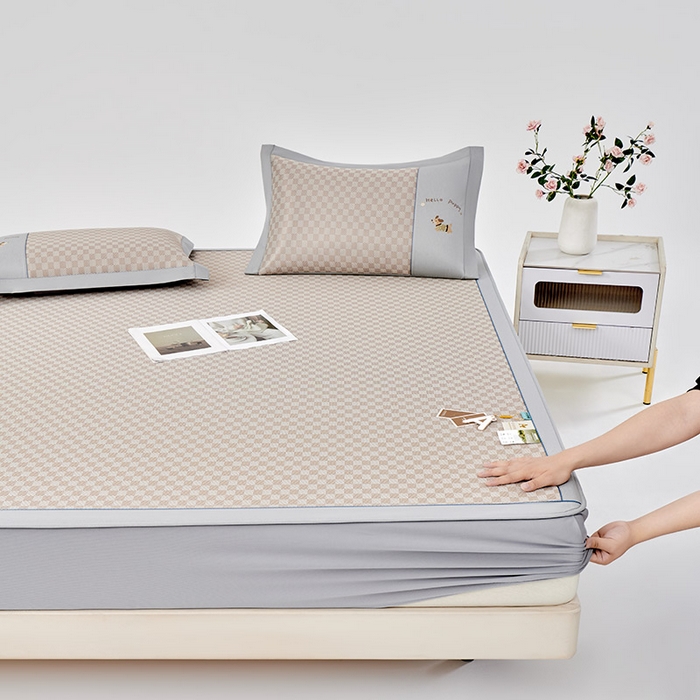 91家纺网 家纺一手货源 找家纺 （总）小牛席业 2026新款棋盘格冰丝席（腊肠狗贴布绣）凉席三件套-床笠款