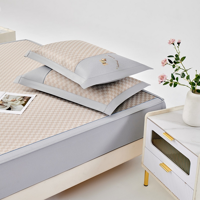 91家纺网 家纺一手货源 找家纺 小牛席业 2026新款棋盘格冰丝席（腊肠狗贴布绣）凉席三件套-床笠款 腊肠狗贴布绣-咖色