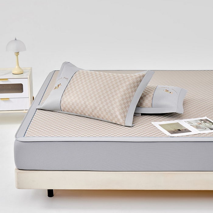 91家纺网 家纺一手货源 找家纺 小牛席业 2026新款棋盘格冰丝席（腊肠狗贴布绣）凉席三件套-床笠款 腊肠狗贴布绣-咖色